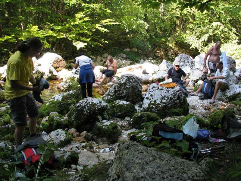 Koca-pri-Savici-hladimo-umorne nogice.jpg